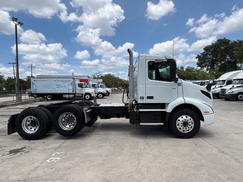 Day Cab Tractor-Heavy Duty Tractors-Volvo-2022-VNR62300-Tampa-FL-660,979\n\t\tmiles-$ 26,750 - Image 8