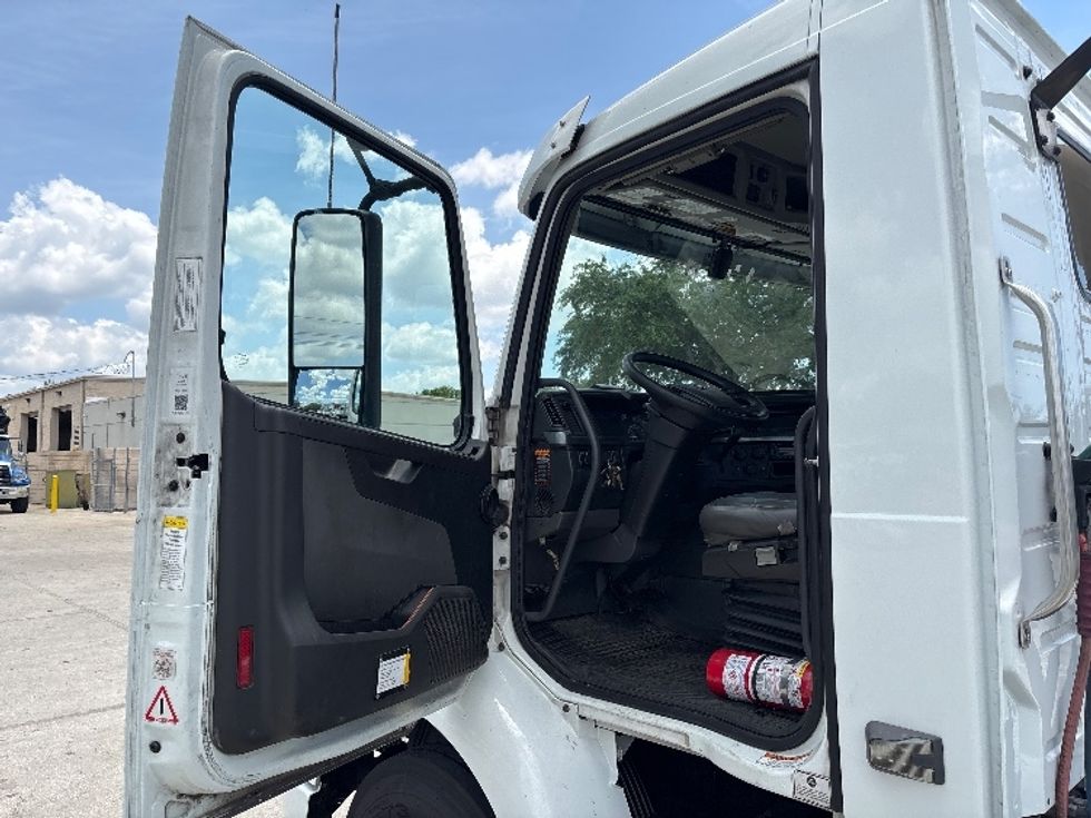 Day Cab Tractor-Heavy Duty Tractors-Volvo-2022-VNR62300-Tampa-FL-660,979\n\t\tmiles-$ 26,750 - Image 9