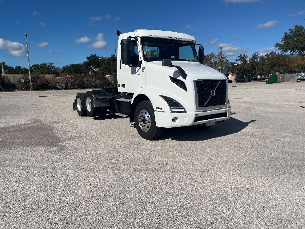 Day Cab Tractor-Heavy Duty Tractors-Volvo-2022-VNR62300-Tampa-FL-745,788\n\t\tmiles-$ 22,250 - Image 1