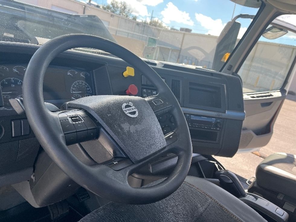 Day Cab Tractor-Heavy Duty Tractors-Volvo-2022-VNR62300-Tampa-FL-745,788\n\t\tmiles-$ 22,250 - Image 10