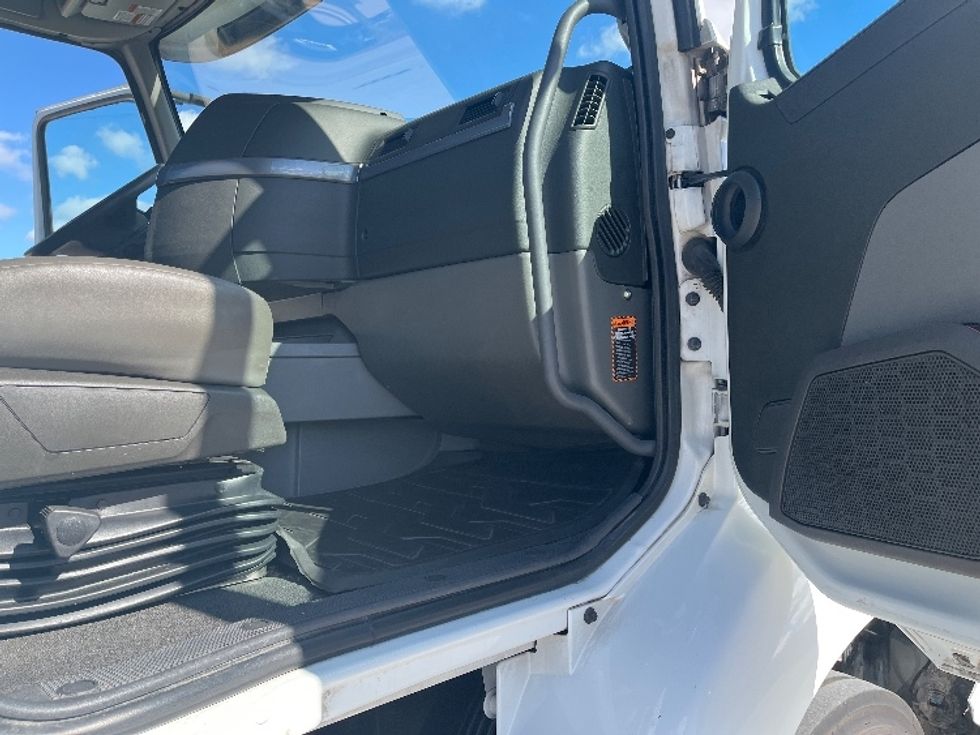 Day Cab Tractor-Heavy Duty Tractors-Volvo-2022-VNR62300-Tampa-FL-745,788\n\t\tmiles-$ 22,250 - Image 12