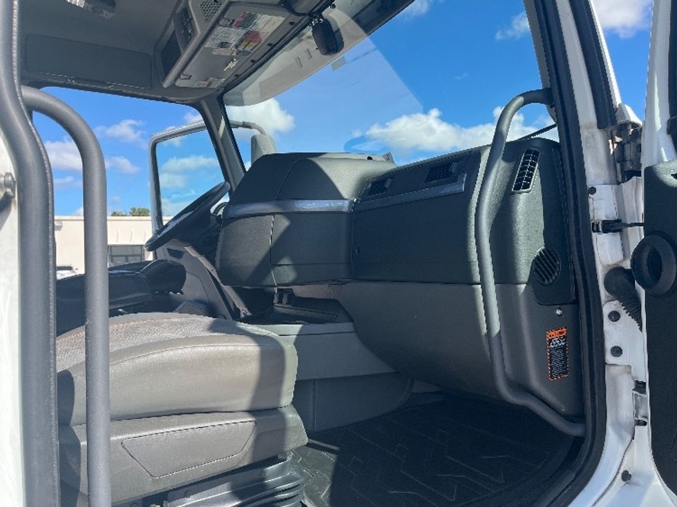 Day Cab Tractor-Heavy Duty Tractors-Volvo-2022-VNR62300-Tampa-FL-745,788\n\t\tmiles-$ 22,250 - Image 13