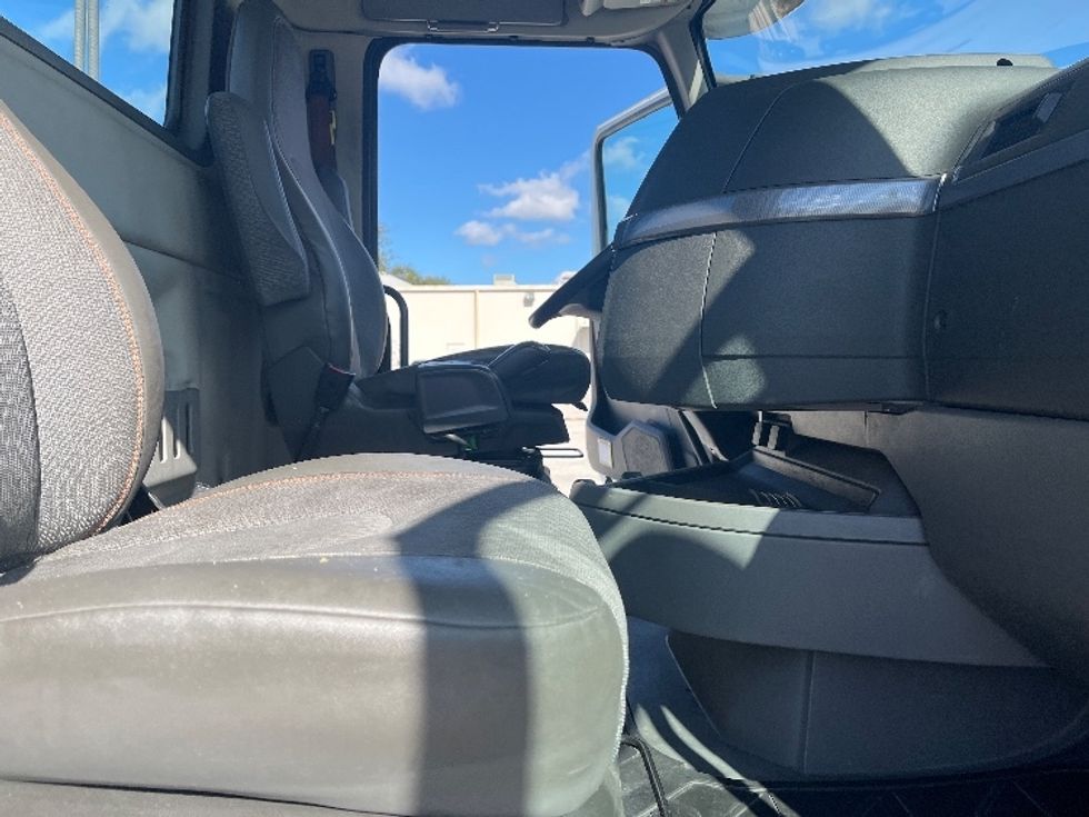 Day Cab Tractor-Heavy Duty Tractors-Volvo-2022-VNR62300-Tampa-FL-745,788\n\t\tmiles-$ 22,250 - Image 14