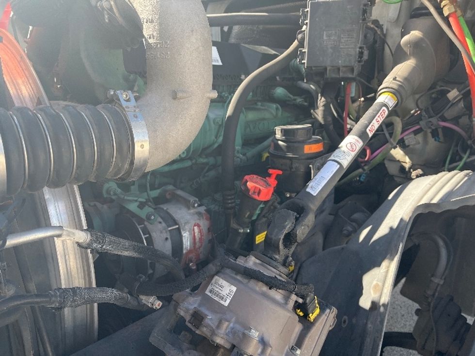 Day Cab Tractor-Heavy Duty Tractors-Volvo-2022-VNR62300-Tampa-FL-745,788\n\t\tmiles-$ 22,250 - Image 16