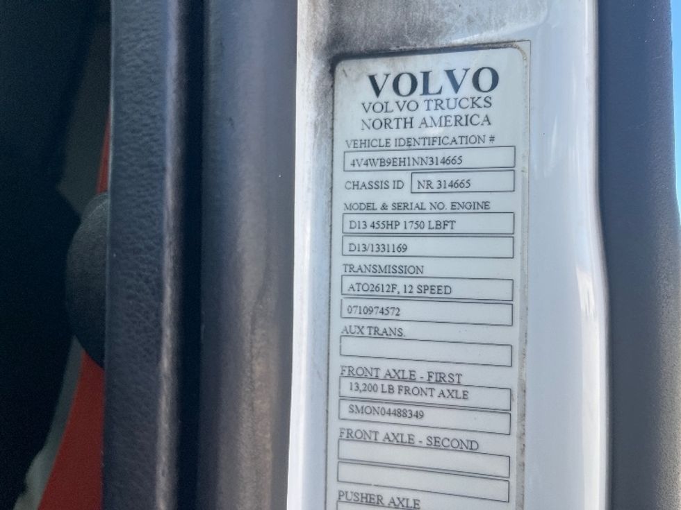 Day Cab Tractor-Heavy Duty Tractors-Volvo-2022-VNR62300-Tampa-FL-745,788\n\t\tmiles-$ 22,250 - Image 17