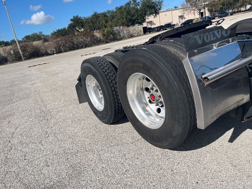 Day Cab Tractor-Heavy Duty Tractors-Volvo-2022-VNR62300-Tampa-FL-745,788\n\t\tmiles-$ 22,250 - Image 19
