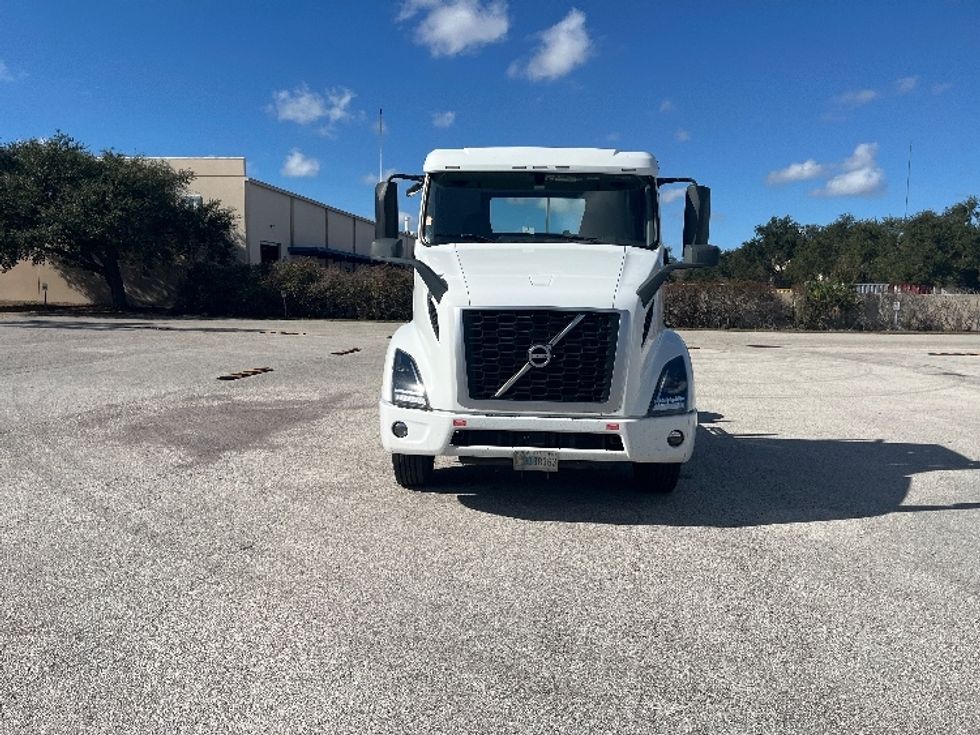Day Cab Tractor-Heavy Duty Tractors-Volvo-2022-VNR62300-Tampa-FL-745,788\n\t\tmiles-$ 22,250 - Image 2
