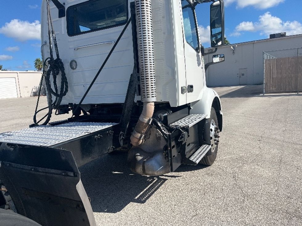 Day Cab Tractor-Heavy Duty Tractors-Volvo-2022-VNR62300-Tampa-FL-745,788\n\t\tmiles-$ 22,250 - Image 20