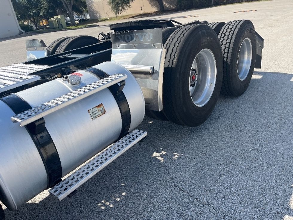 Day Cab Tractor-Heavy Duty Tractors-Volvo-2022-VNR62300-Tampa-FL-745,788\n\t\tmiles-$ 22,250 - Image 23