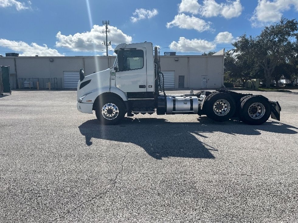Day Cab Tractor-Heavy Duty Tractors-Volvo-2022-VNR62300-Tampa-FL-745,788\n\t\tmiles-$ 22,250 - Image 4