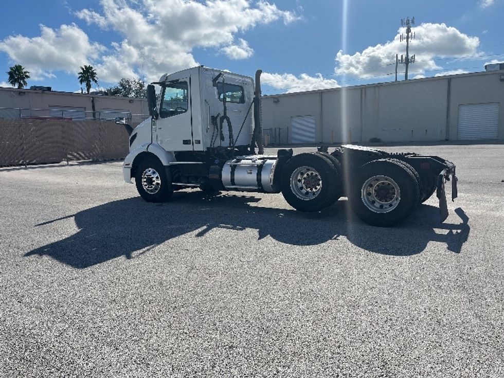Day Cab Tractor-Heavy Duty Tractors-Volvo-2022-VNR62300-Tampa-FL-745,788\n\t\tmiles-$ 22,250 - Image 5