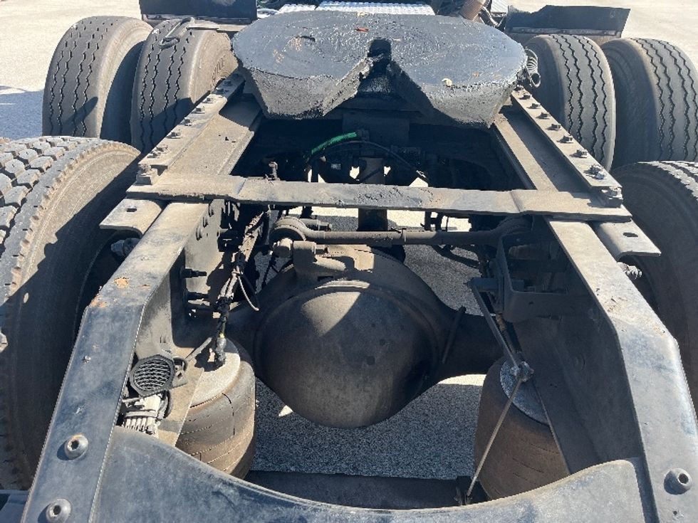 Day Cab Tractor-Heavy Duty Tractors-Volvo-2022-VNR62300-Tampa-FL-745,788\n\t\tmiles-$ 22,250 - Image 6