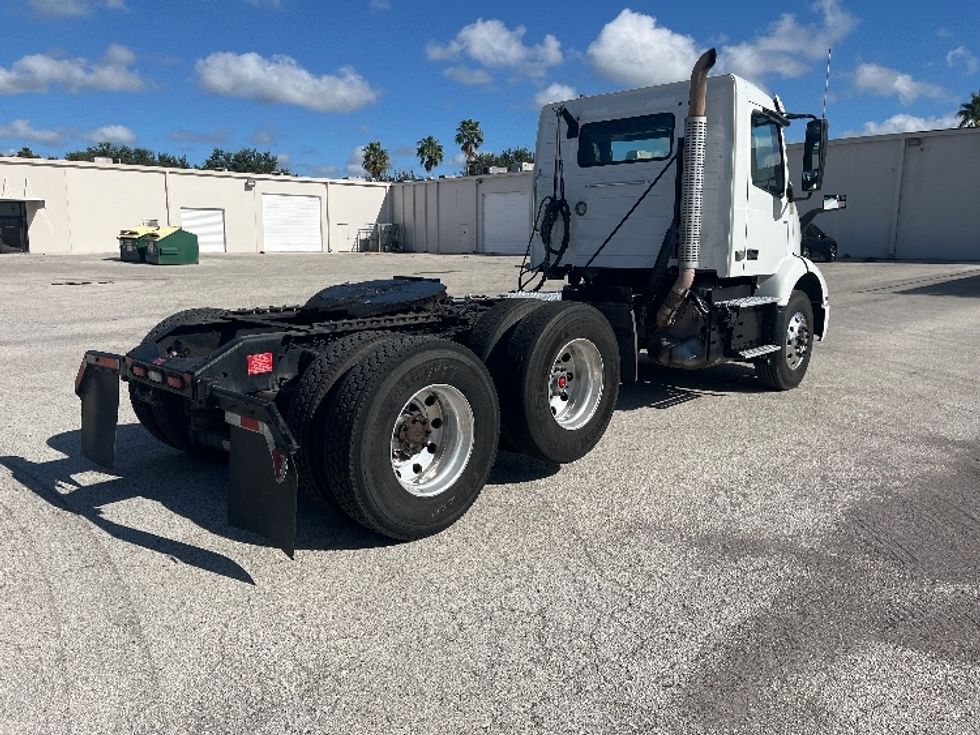 Day Cab Tractor-Heavy Duty Tractors-Volvo-2022-VNR62300-Tampa-FL-745,788\n\t\tmiles-$ 22,250 - Image 7