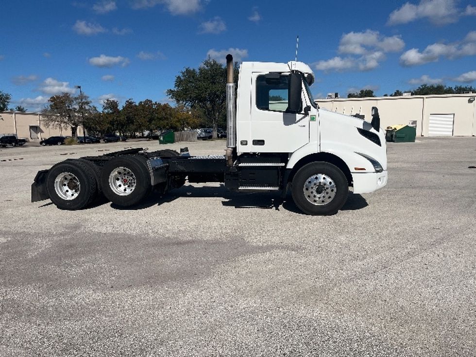 Day Cab Tractor-Heavy Duty Tractors-Volvo-2022-VNR62300-Tampa-FL-745,788\n\t\tmiles-$ 22,250 - Image 8