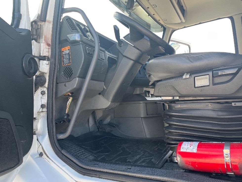 Day Cab Tractor-Heavy Duty Tractors-Volvo-2022-VNR62300-Tampa-FL-745,788\n\t\tmiles-$ 22,250 - Image 9