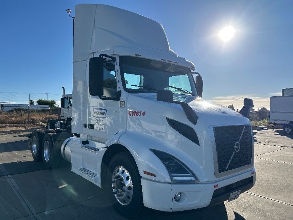 Day Cab Tractor-Heavy Duty Tractors-Volvo-2022-VNR64300-Ceres-CA-560,795\n\t\tmiles-$ 44,000 - Image 1