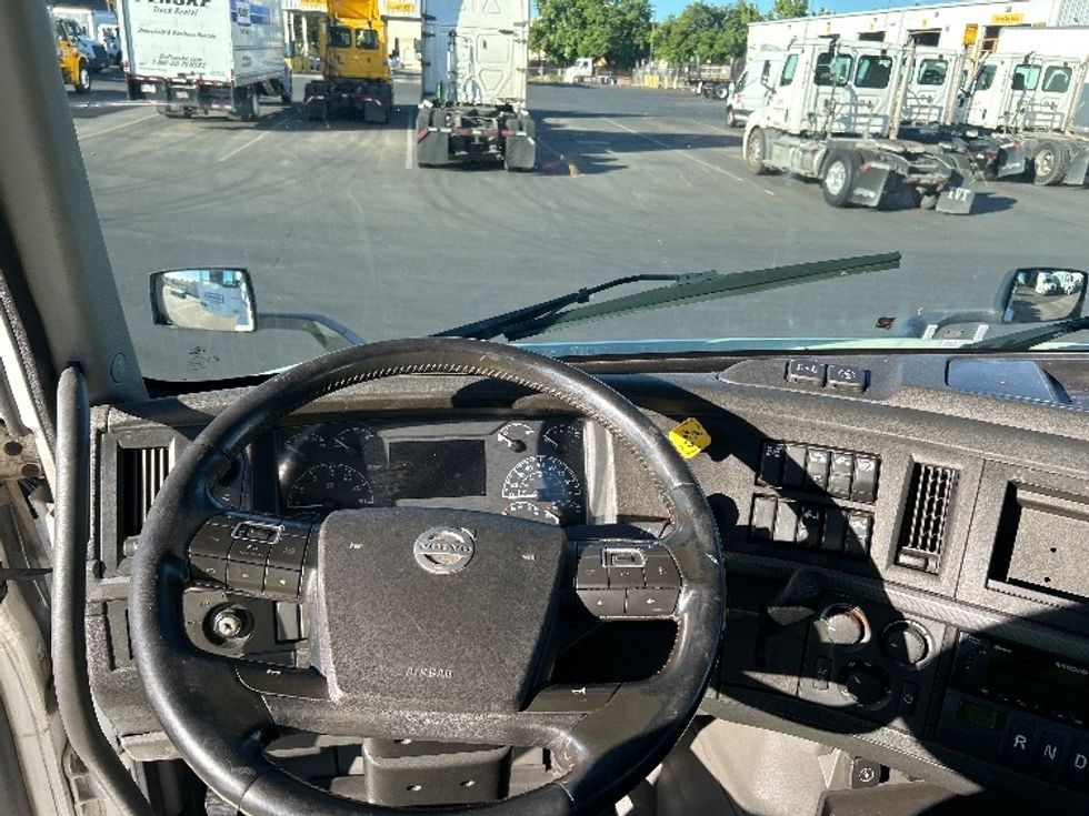 Day Cab Tractor-Heavy Duty Tractors-Volvo-2022-VNR64300-Ceres-CA-560,795\n\t\tmiles-$ 44,000 - Image 11