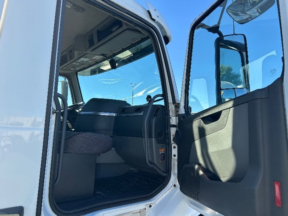 Day Cab Tractor-Heavy Duty Tractors-Volvo-2022-VNR64300-Ceres-CA-560,795\n\t\tmiles-$ 44,000 - Image 12