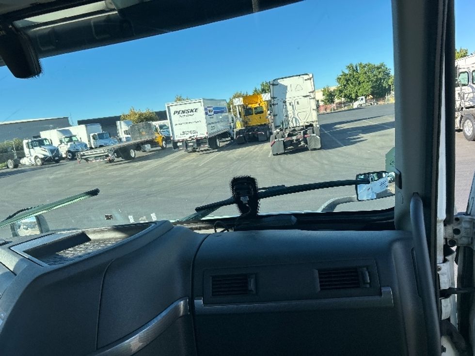 Day Cab Tractor-Heavy Duty Tractors-Volvo-2022-VNR64300-Ceres-CA-560,795\n\t\tmiles-$ 44,000 - Image 13