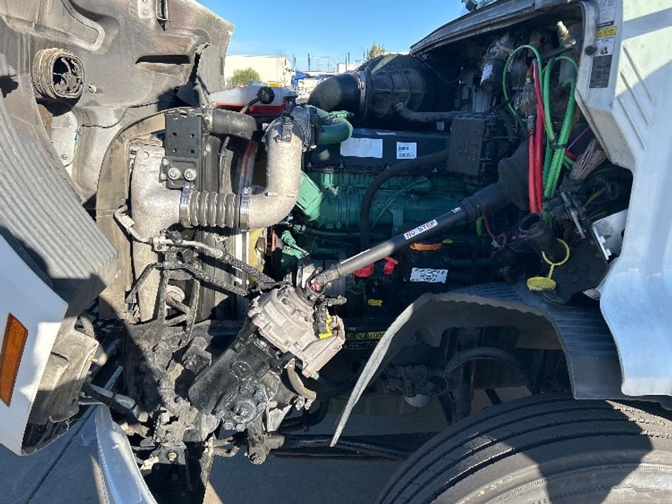 Day Cab Tractor-Heavy Duty Tractors-Volvo-2022-VNR64300-Ceres-CA-560,795\n\t\tmiles-$ 44,000 - Image 16