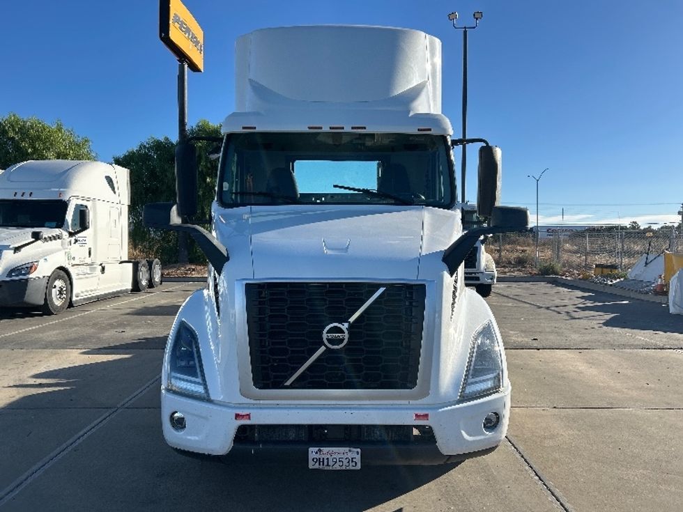 Day Cab Tractor-Heavy Duty Tractors-Volvo-2022-VNR64300-Ceres-CA-560,795\n\t\tmiles-$ 44,000 - Image 2