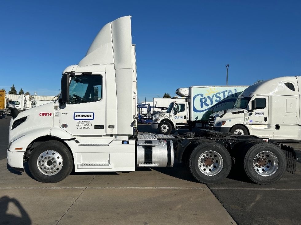 Day Cab Tractor-Heavy Duty Tractors-Volvo-2022-VNR64300-Ceres-CA-560,795\n\t\tmiles-$ 44,000 - Image 4