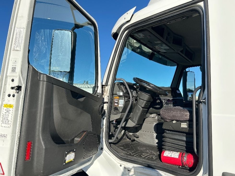 Day Cab Tractor-Heavy Duty Tractors-Volvo-2022-VNR64300-Ceres-CA-560,795\n\t\tmiles-$ 44,000 - Image 9