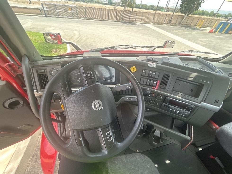 Day Cab Tractor-Heavy Duty Tractors-Volvo-2022-VNR64300-Chino-CA-278,827\n\t\tmiles-$ 66,500 - Image 11