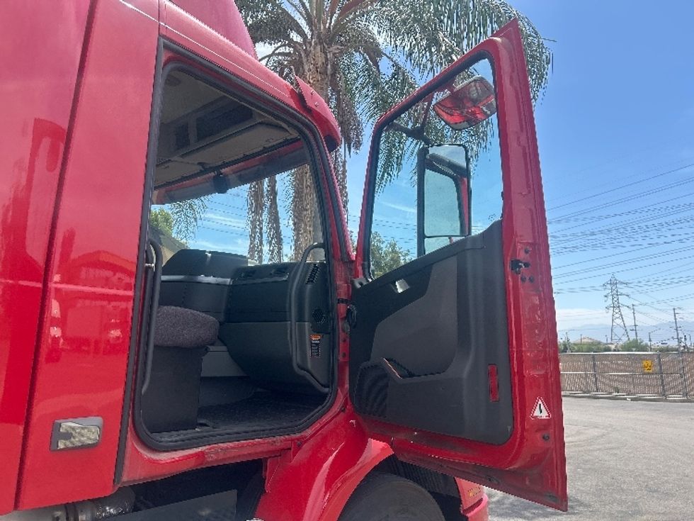 Day Cab Tractor-Heavy Duty Tractors-Volvo-2022-VNR64300-Chino-CA-278,827\n\t\tmiles-$ 66,500 - Image 12