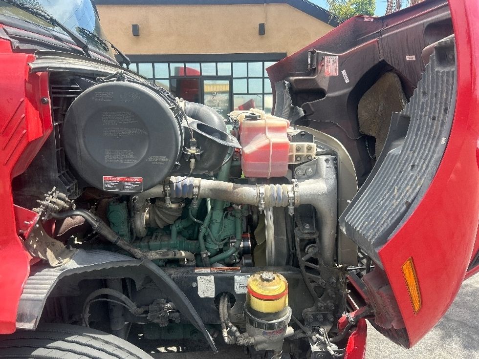 Day Cab Tractor-Heavy Duty Tractors-Volvo-2022-VNR64300-Chino-CA-278,827\n\t\tmiles-$ 66,500 - Image 15