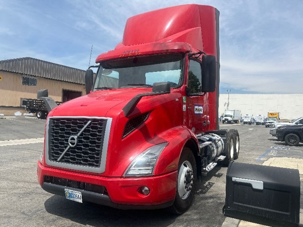 Day Cab Tractor-Heavy Duty Tractors-Volvo-2022-VNR64300-Chino-CA-278,827\n\t\tmiles-$ 66,500 - Image 3