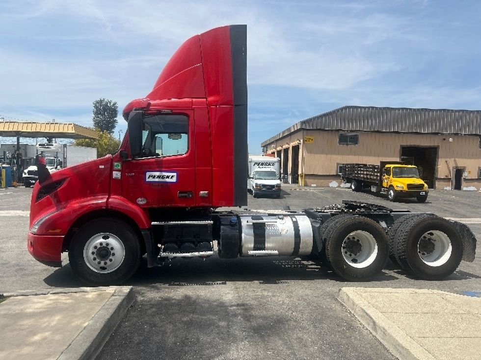 Day Cab Tractor-Heavy Duty Tractors-Volvo-2022-VNR64300-Chino-CA-278,827\n\t\tmiles-$ 66,500 - Image 4