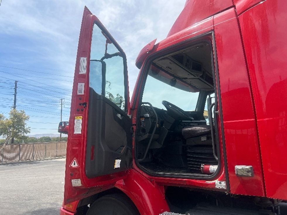 Day Cab Tractor-Heavy Duty Tractors-Volvo-2022-VNR64300-Chino-CA-278,827\n\t\tmiles-$ 66,500 - Image 9