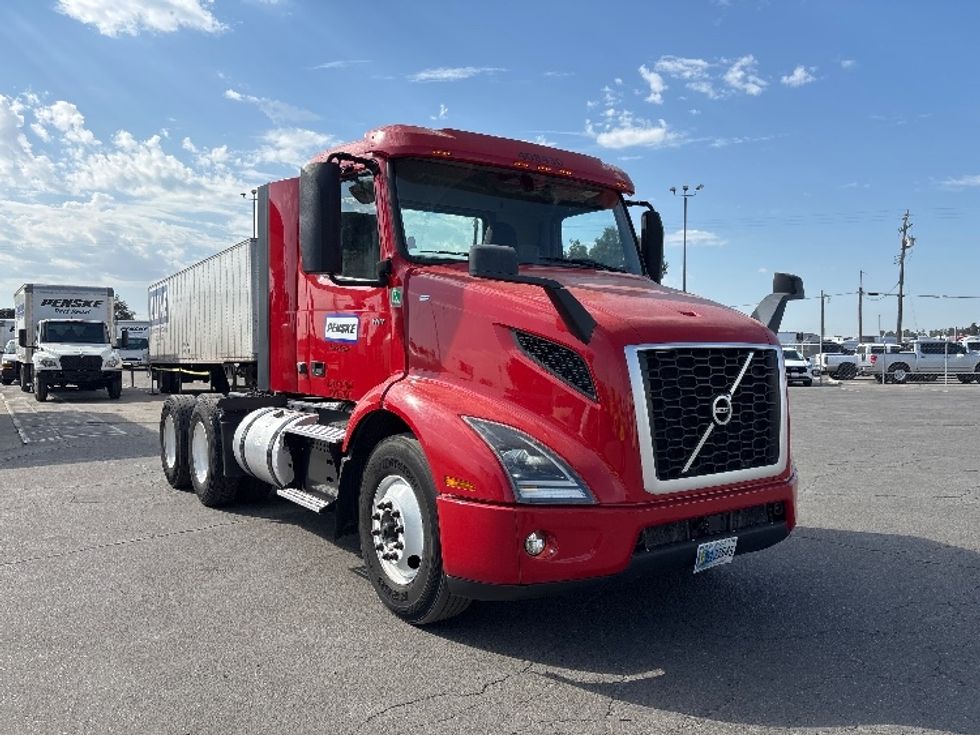 Day Cab Tractor-Heavy Duty Tractors-Volvo-2022-VNR64300-Fresno-CA-269,404\n\t\tmiles-$ 64,000 - Image 1
