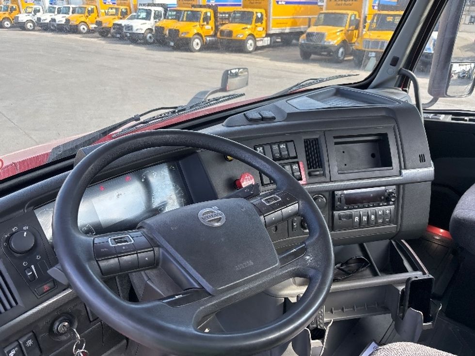 Day Cab Tractor-Heavy Duty Tractors-Volvo-2022-VNR64300-Fresno-CA-269,404\n\t\tmiles-$ 64,000 - Image 10