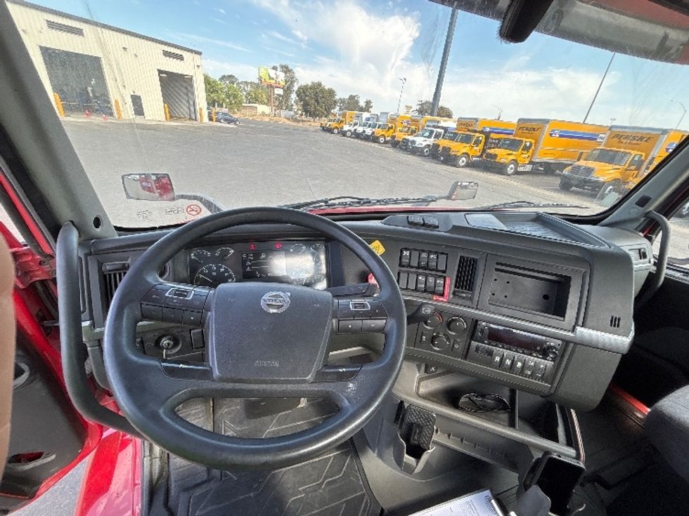 Day Cab Tractor-Heavy Duty Tractors-Volvo-2022-VNR64300-Fresno-CA-269,404\n\t\tmiles-$ 64,000 - Image 11