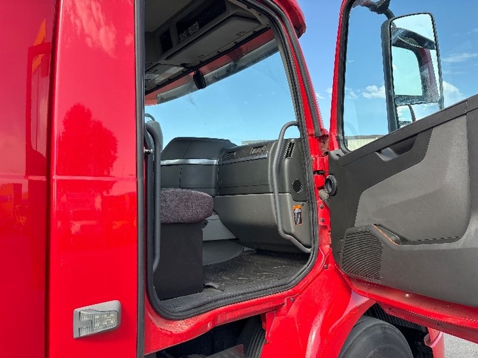 Day Cab Tractor-Heavy Duty Tractors-Volvo-2022-VNR64300-Fresno-CA-269,404\n\t\tmiles-$ 64,000 - Image 12