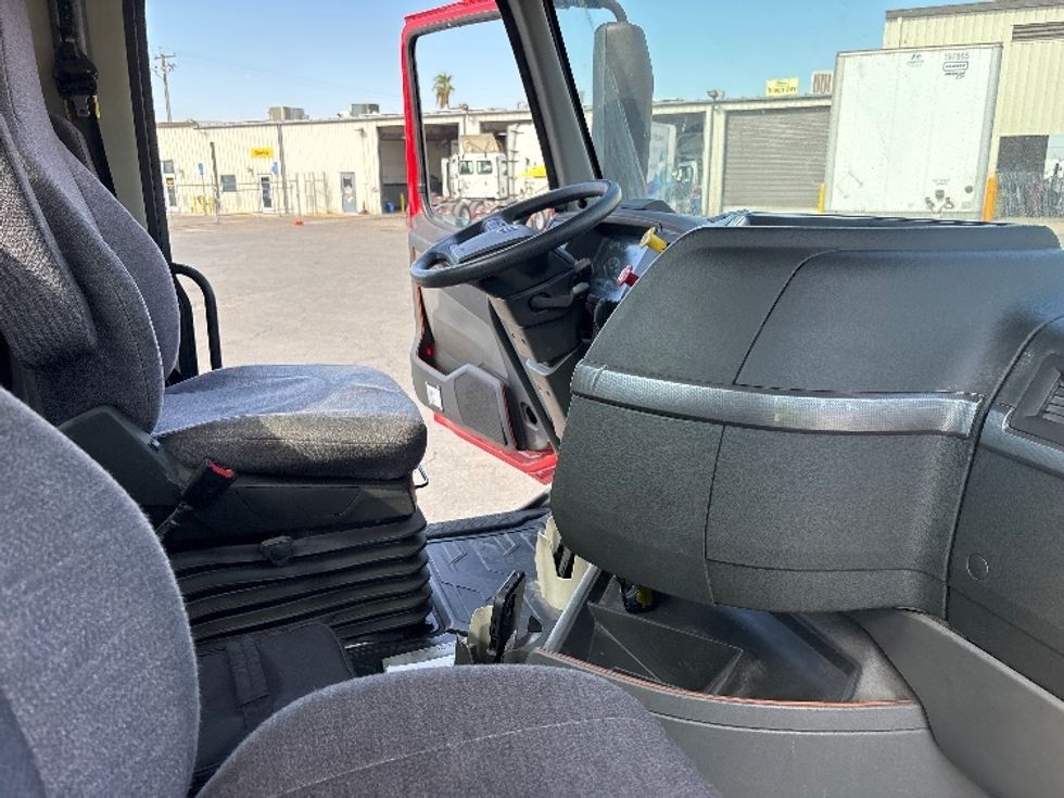 Day Cab Tractor-Heavy Duty Tractors-Volvo-2022-VNR64300-Fresno-CA-269,404\n\t\tmiles-$ 64,000 - Image 14