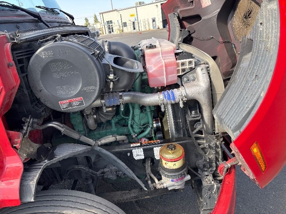 Day Cab Tractor-Heavy Duty Tractors-Volvo-2022-VNR64300-Fresno-CA-269,404\n\t\tmiles-$ 64,000 - Image 15