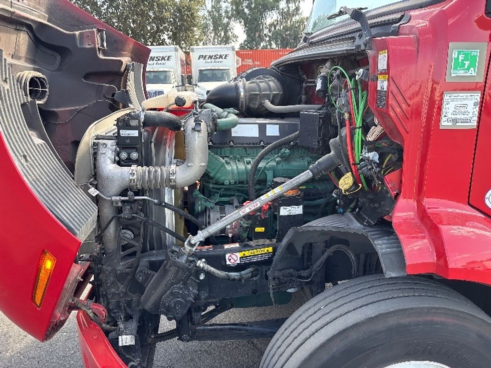 Day Cab Tractor-Heavy Duty Tractors-Volvo-2022-VNR64300-Fresno-CA-269,404\n\t\tmiles-$ 64,000 - Image 16