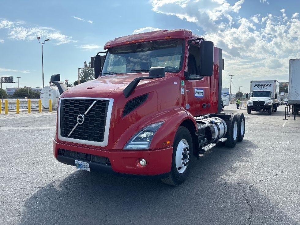 Day Cab Tractor-Heavy Duty Tractors-Volvo-2022-VNR64300-Fresno-CA-269,404\n\t\tmiles-$ 64,000 - Image 3