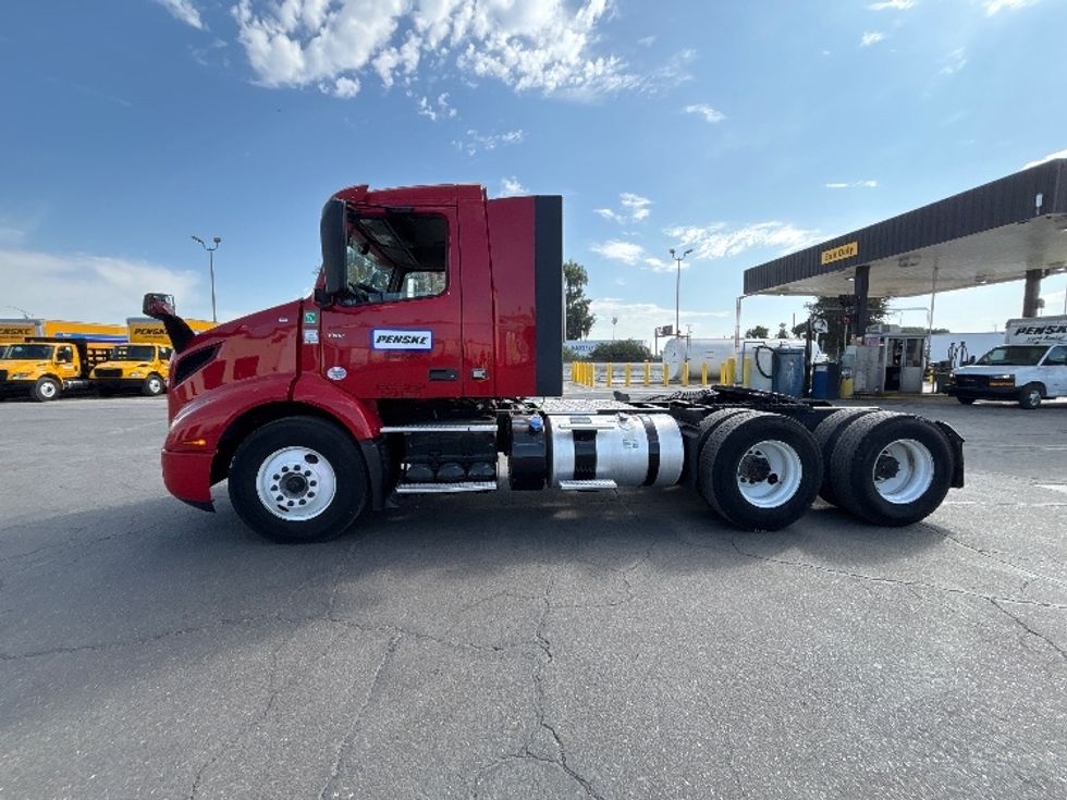Day Cab Tractor-Heavy Duty Tractors-Volvo-2022-VNR64300-Fresno-CA-269,404\n\t\tmiles-$ 64,000 - Image 4