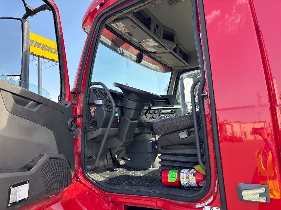Day Cab Tractor-Heavy Duty Tractors-Volvo-2022-VNR64300-Fresno-CA-269,404\n\t\tmiles-$ 64,000 - Image 9