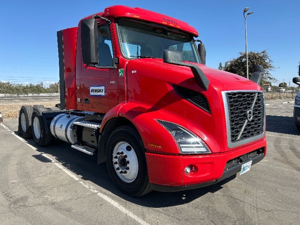 Day Cab Tractor-Heavy Duty Tractors-Volvo-2022-VNR64300-Fresno-CA-283,071\n\t\tmiles-$ 67,250 - Image 1