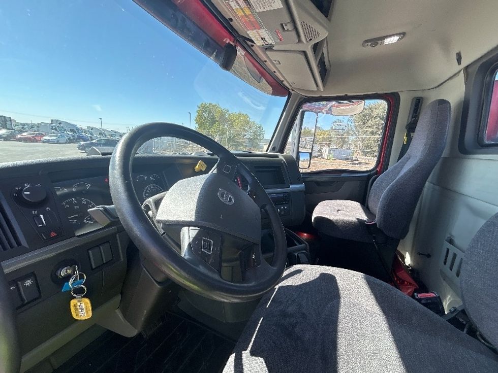 Day Cab Tractor-Heavy Duty Tractors-Volvo-2022-VNR64300-Fresno-CA-283,071\n\t\tmiles-$ 67,250 - Image 10