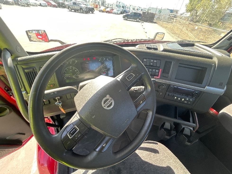 Day Cab Tractor-Heavy Duty Tractors-Volvo-2022-VNR64300-Fresno-CA-283,071\n\t\tmiles-$ 67,250 - Image 11