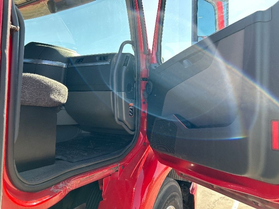 Day Cab Tractor-Heavy Duty Tractors-Volvo-2022-VNR64300-Fresno-CA-283,071\n\t\tmiles-$ 67,250 - Image 12