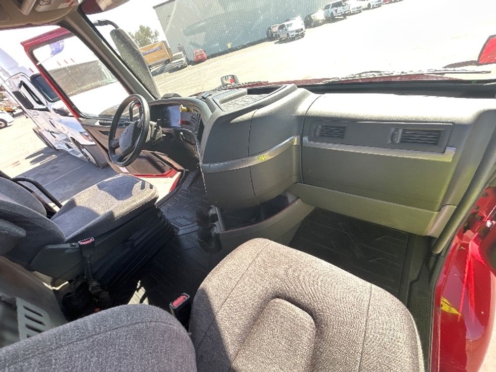 Day Cab Tractor-Heavy Duty Tractors-Volvo-2022-VNR64300-Fresno-CA-283,071\n\t\tmiles-$ 67,250 - Image 13