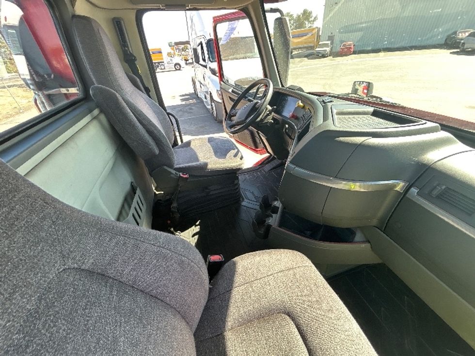 Day Cab Tractor-Heavy Duty Tractors-Volvo-2022-VNR64300-Fresno-CA-283,071\n\t\tmiles-$ 67,250 - Image 14