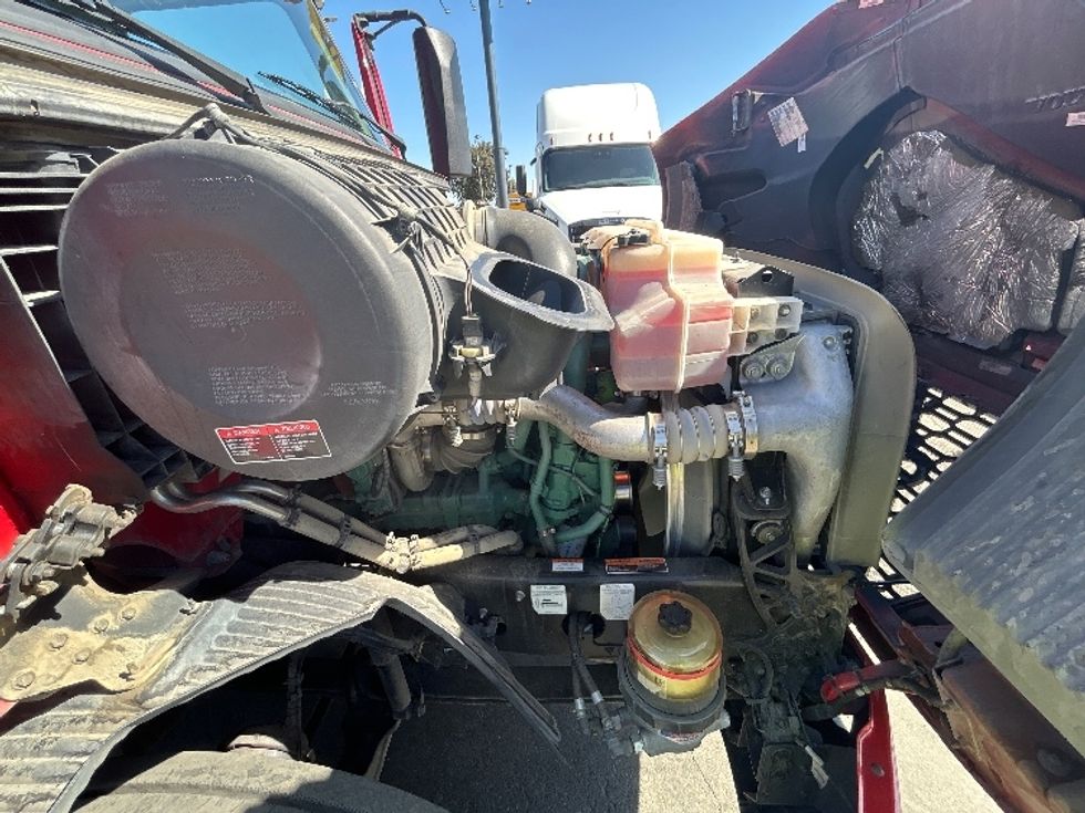 Day Cab Tractor-Heavy Duty Tractors-Volvo-2022-VNR64300-Fresno-CA-283,071\n\t\tmiles-$ 67,250 - Image 15